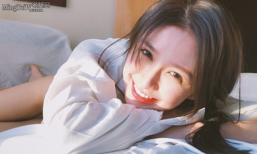 形象甜美的女孩蔡卓宜光脚丫床照(3/8)