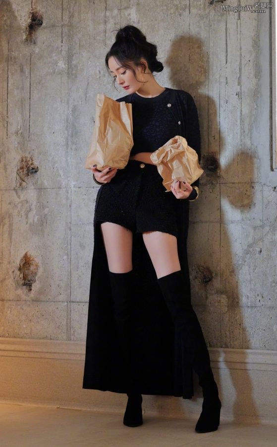 女明星杨幂美腿穿长靴小模样太好看了(1/9)