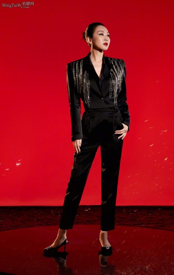 Photo of Yan Ni's beautiful legs and high heels in "Beijing Youth" magazine(3/3)