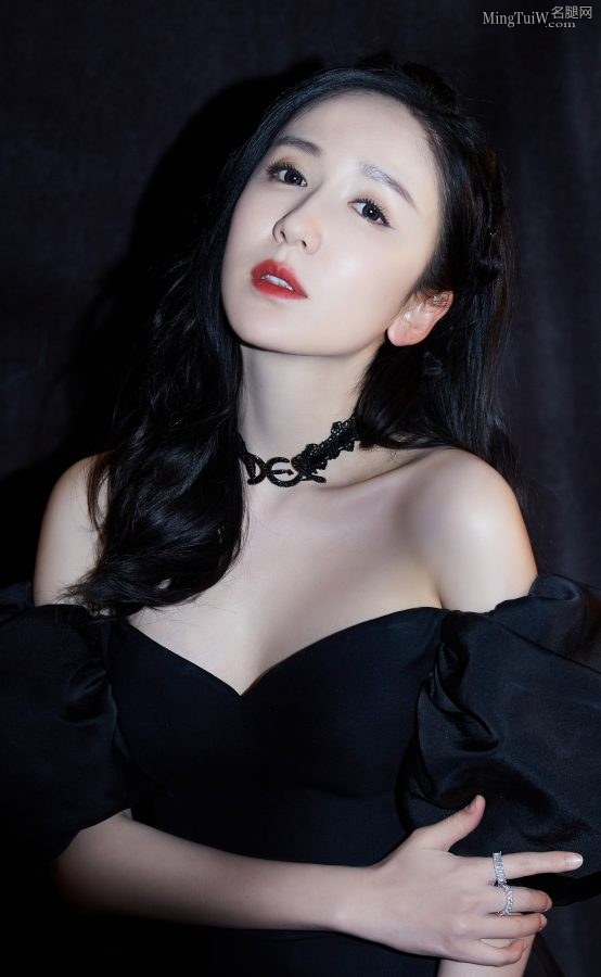 娄艺潇身穿低胸露肩黑裙搔首弄姿(4/10)
