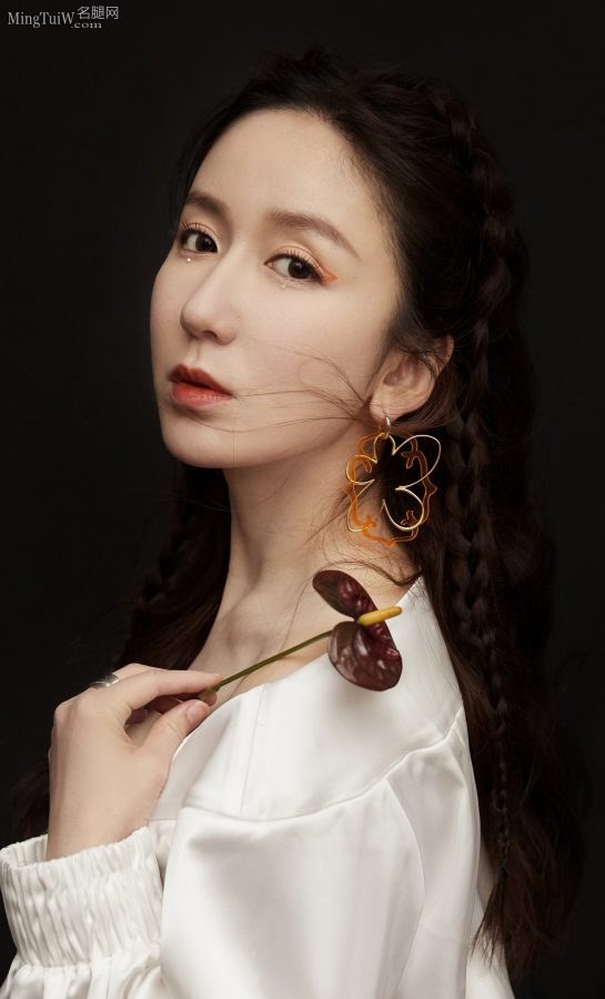 娄艺潇眼妆美艳脚穿凉高秀美腿玉足 这裙子的拉链也太方便了(3/3)