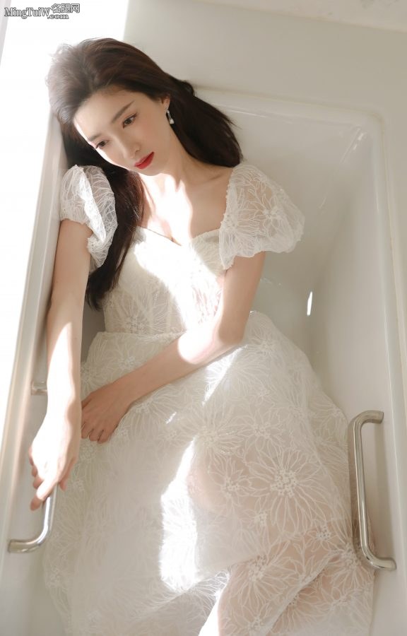 女神江疏影身穿仙气白裙努力挤出动人事业线(6/7)