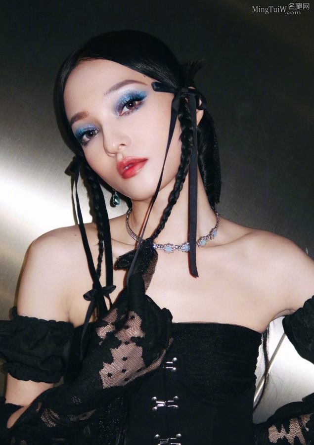 暗夜女精灵张韶涵凉高跟里精致的美脚丫(3/4)