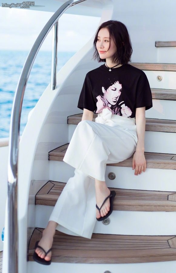 女星舒畅坐在游艇台阶上小白嫩足穿人字凉拖(1/2)