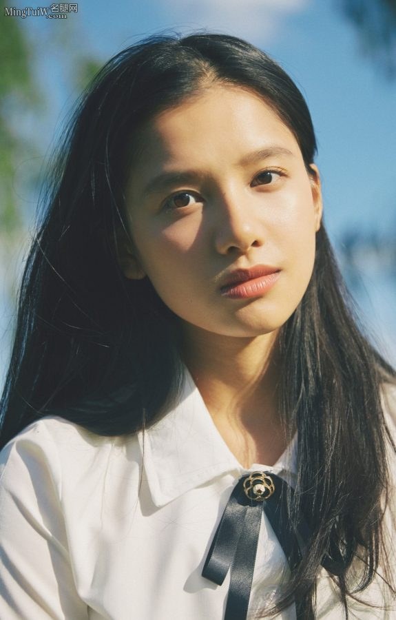 阳光美少女张婧仪白滑的美腿(3/3)