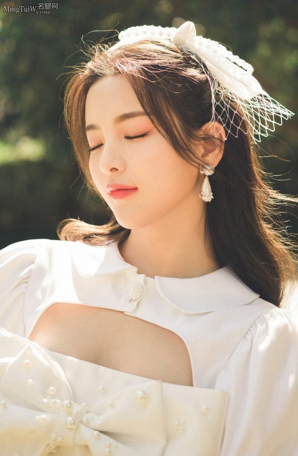 纯美少女杨超越午后和青草鲜花合影玉腿纤细笔直(4/4)