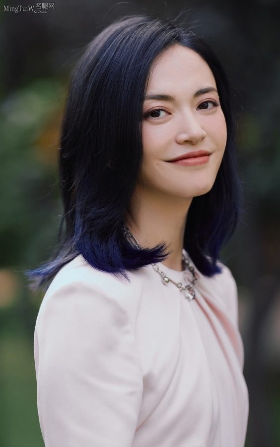 姚晨身穿侧开叉小短裙站在草地上秀大长腿(3/4)