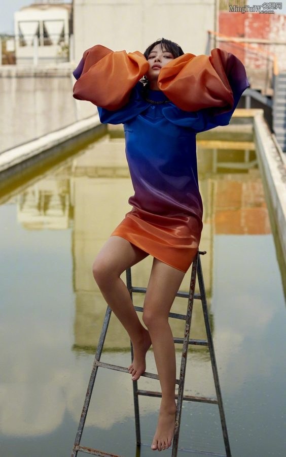 《时尚芭莎》杂志辛芷蕾光脚水边写真（第1张/共3张）