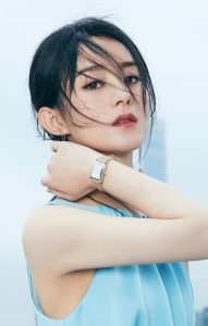 浪琴表代言人赵丽颖亮相上海新世界城旗舰店，小蛮腰美玉足亮眼