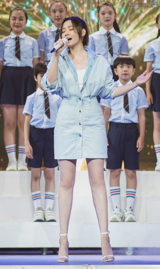 张靓颖表演现场秀笔直的美腿，能解开裙子最下面的一个扣子效果更好(1/5)