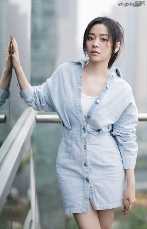 张靓颖表演现场秀笔直的美腿，能解开裙子最下面的一个扣子效果更好(5/5)