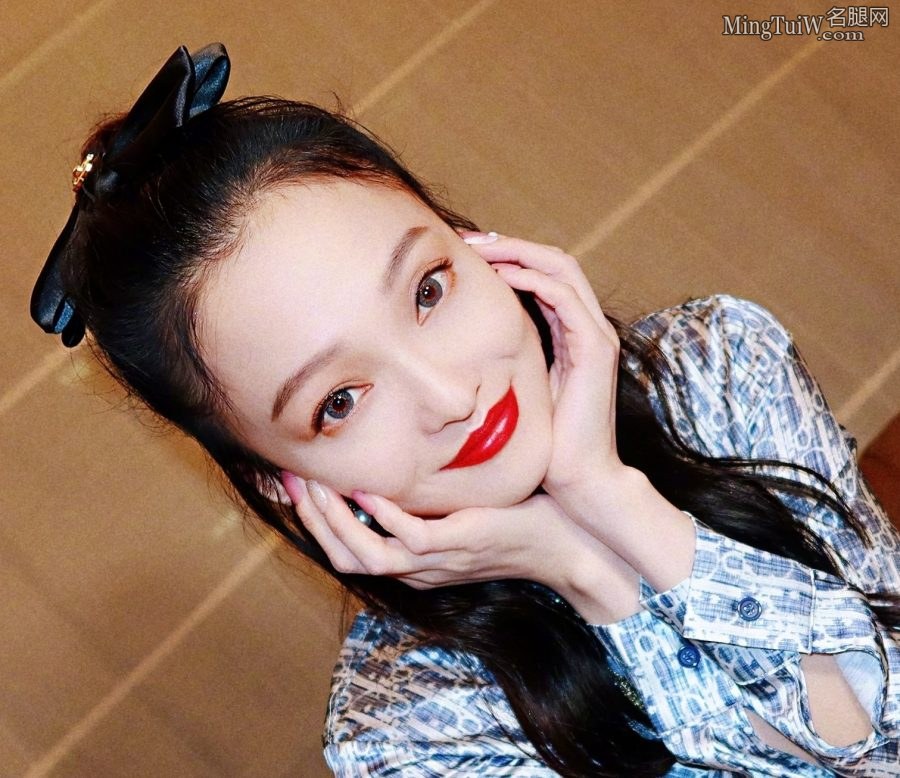 甜美的安其拉张韶涵美腿光滑纤细(5/5)