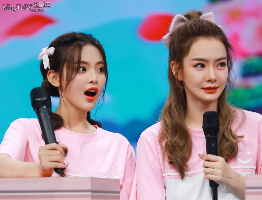 杨超越录制快本小脚丫穿白色棉袜(5/5)