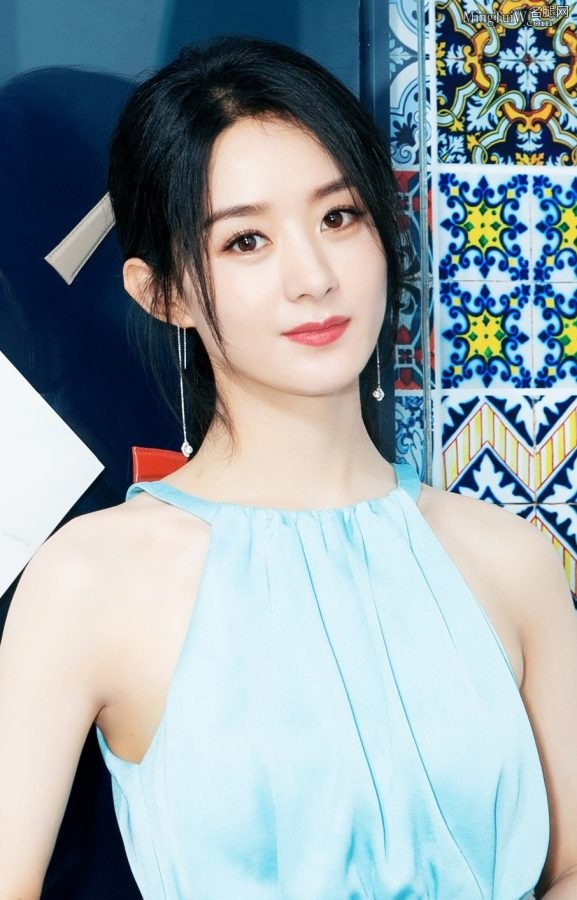 浪琴表代言人赵丽颖亮相上海新世界城旗舰店，小蛮腰美玉足亮眼(5/9)