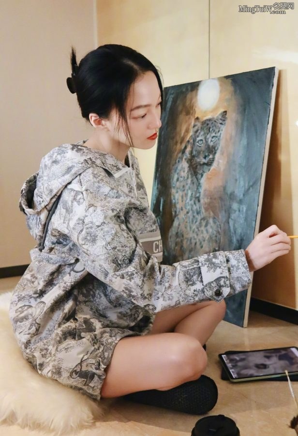 张韶涵脚穿白袜光着腿坐在地上画画(3/10)