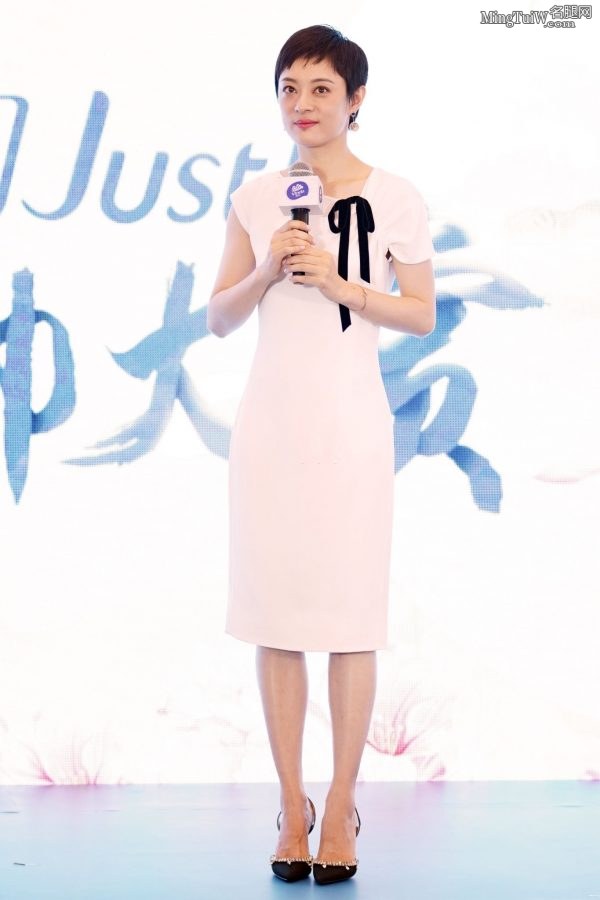 短发御姐孙俪脚踩细高跟鞋出席商业活动(1/5)