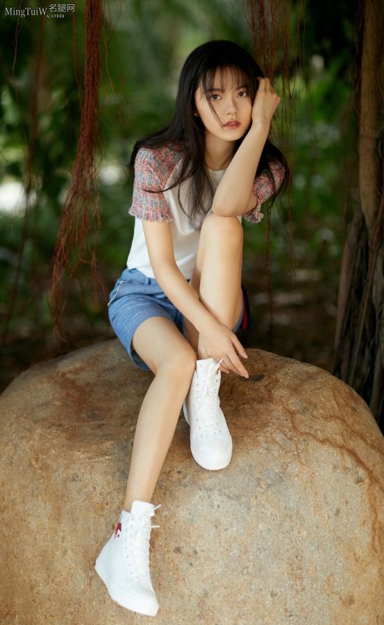 青春小妹赵今麦穿牛仔短裤白运动鞋玉腿嫩滑纤细(1/4)