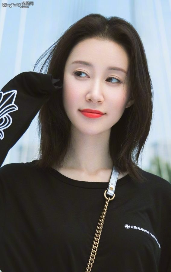 女演员舒畅玉足踩凉高跟鞋气质甜美(4/4)