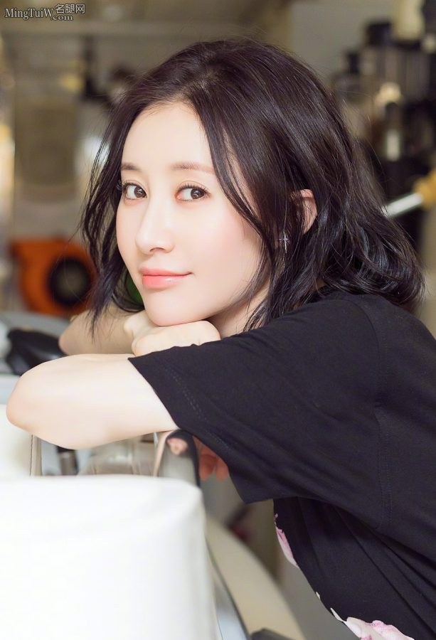 女星舒畅坐在游艇台阶上小白嫩足穿人字凉拖(2/2)