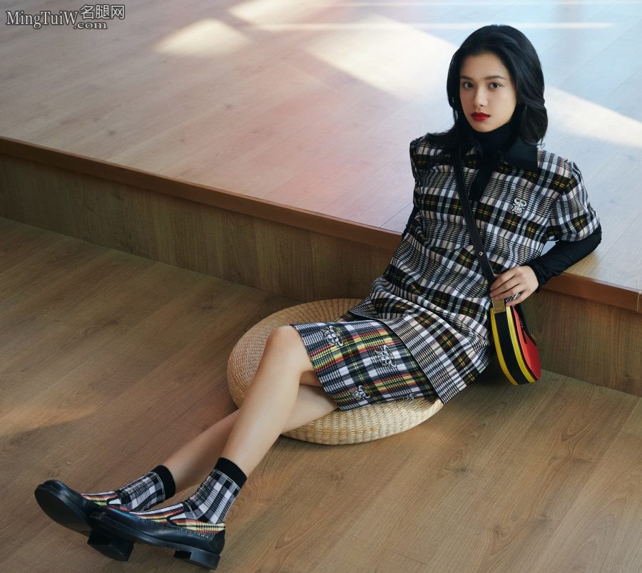 清秀的小美女张婧仪穿着时髦玉腿纤细(3/3)