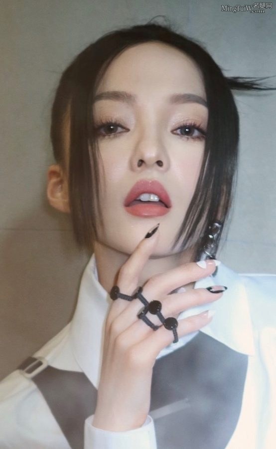 张韶涵黑丝袜靴子这表情太欲(6/8)