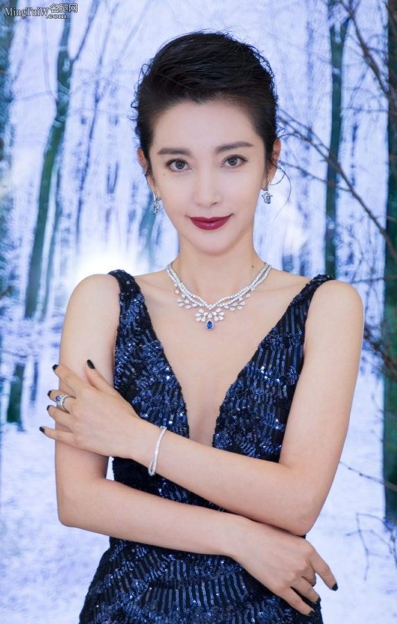 李冰冰身穿一袭深V高档礼服，美腿在群里若隐若现(3/3)
