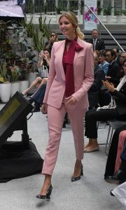 气质金发美女Ivanka Trump粉色西装高跟美脚背
