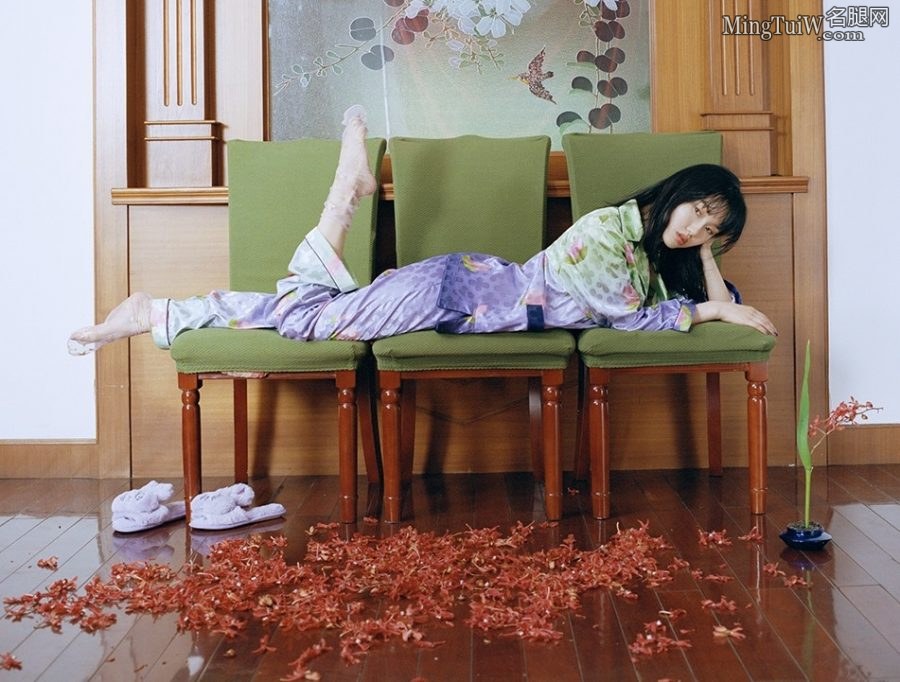 女星黄龄脚穿网格纹粉色丝袜(4/5)