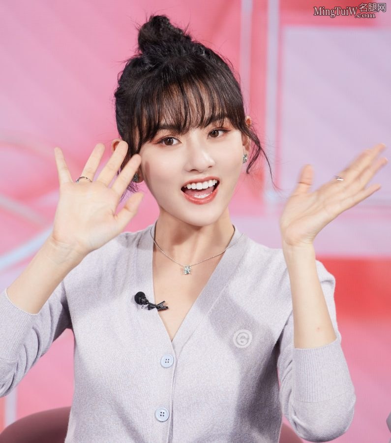 俊俏的女明星宋祖儿身穿牛仔裤玉足穿一字带凉高跟(5/5)