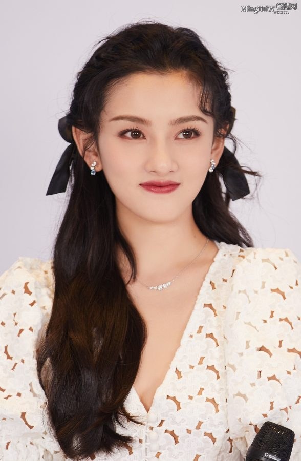 宋祖儿黑长发气质卓越，修长美腿穿柳丁高跟鞋(4/5)
