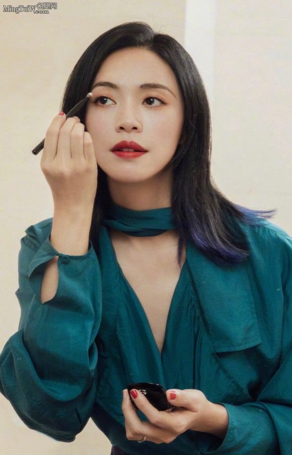 姚晨玉脚穿红色细高跟气质冷艳(5/10)