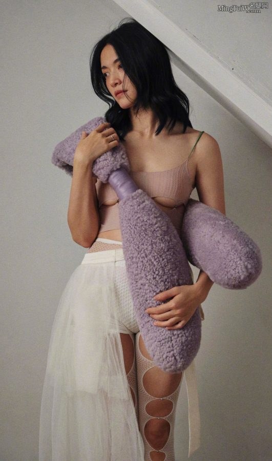 《周末画报》姚晨穿上性感衣服拍写真展示完美身穿，这尺度真有点不小(3/7)