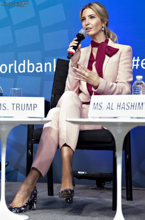 气质金发美女Ivanka Trump粉色西装高跟美脚背(1/6)