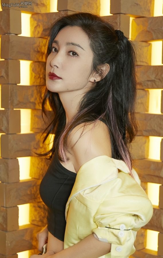 Li Bingbing took off her bright yellow suit top to reveal a camisole, and she looked so classy in sexy high heels.(4/4)