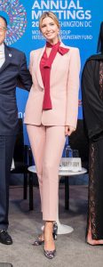 气质金发美女Ivanka Trump粉色西装高跟美脚背
