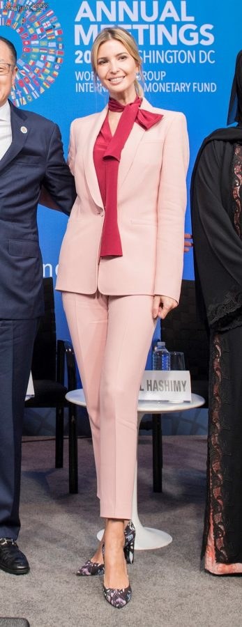 气质金发美女Ivanka Trump粉色西装高跟美脚背（第5张/共6张）