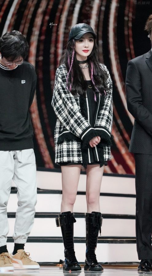 My big Mi Mi has a sweet and cool street style with slender and white legs(10/20)