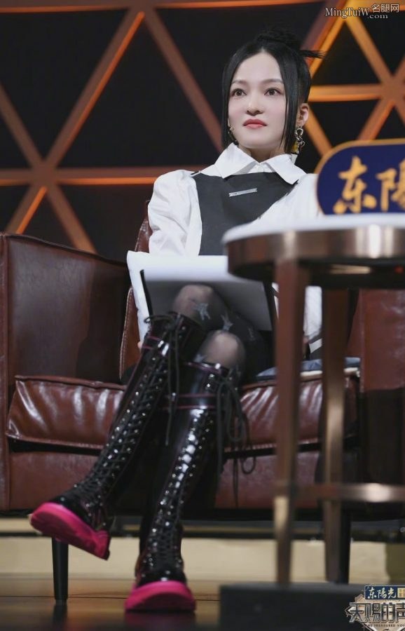张韶涵黑丝袜靴子这表情太欲(8/8)