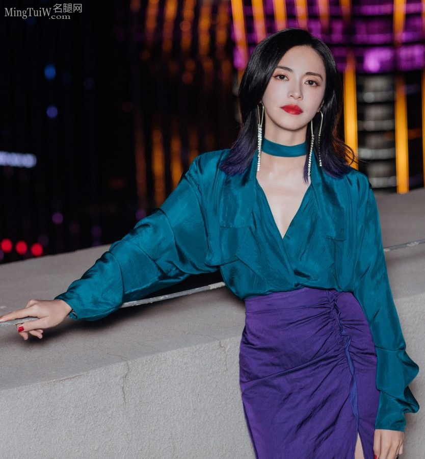 姚晨玉脚穿红色细高跟气质冷艳(9/10)