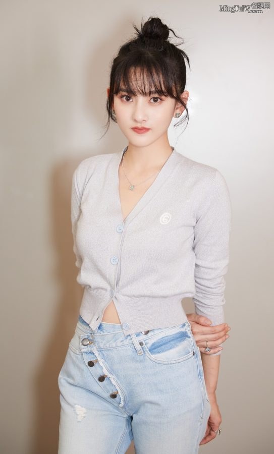 俊俏的女明星宋祖儿身穿牛仔裤玉足穿一字带凉高跟(3/5)