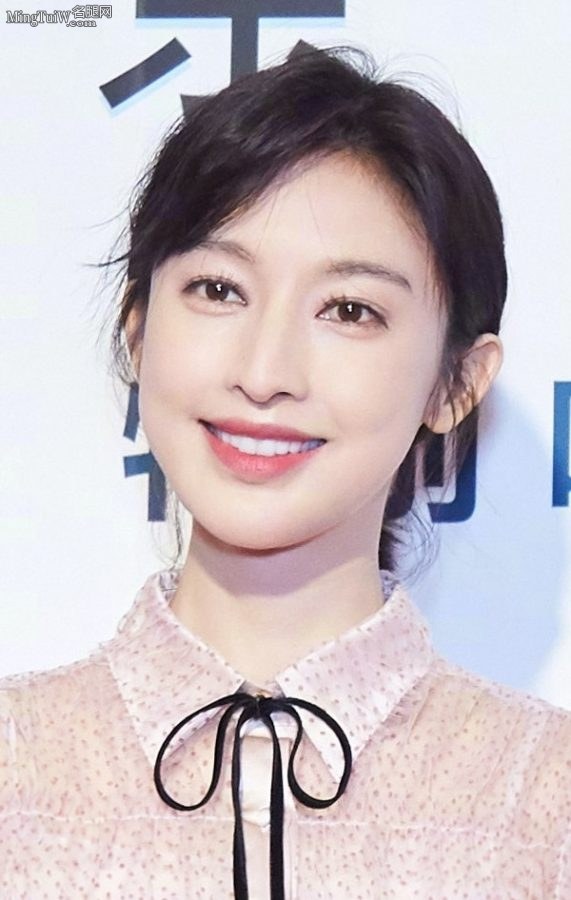 精致的长腿美女张俪迷人的美脸(2/5)