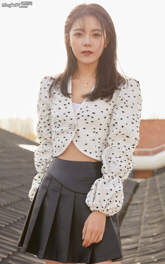 There is a girl next door, Zhao Jinmai, who goes to the roof to take photos with beautiful face, red lips and beautiful legs(3/3)