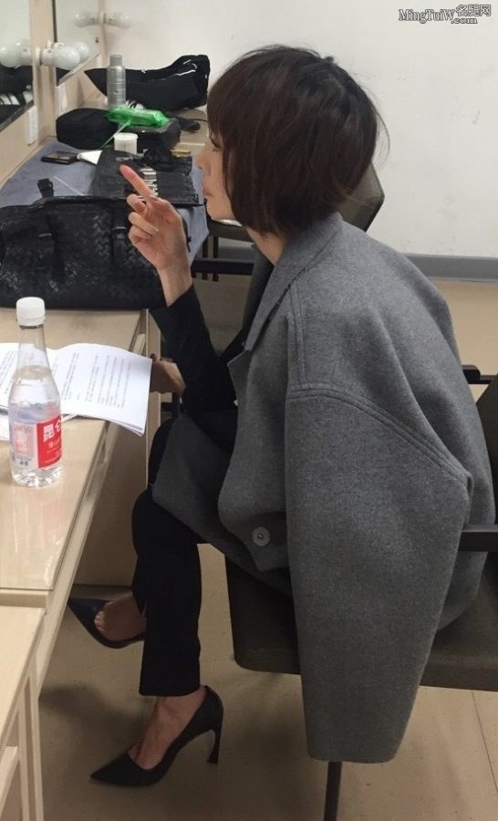 鲁豫瘦脚穿高跟鞋在桌子下面翘二郎腿(1/2)