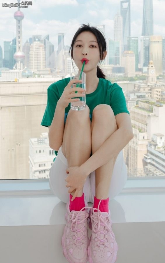 张俪甜美气质穿白色运动短裤秀白皙小腿(1/4)