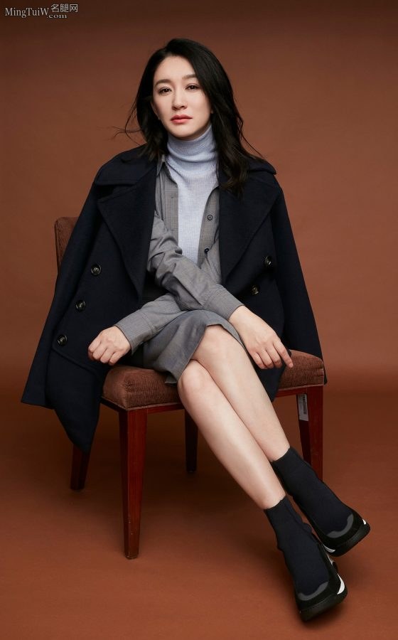 魅力御姐李小冉质感时尚写真夹二郎腿(1/2)