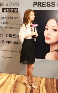 张韶涵在演唱会记者招待会亮相，玉足穿迷人凉高跟跷二郎腿
