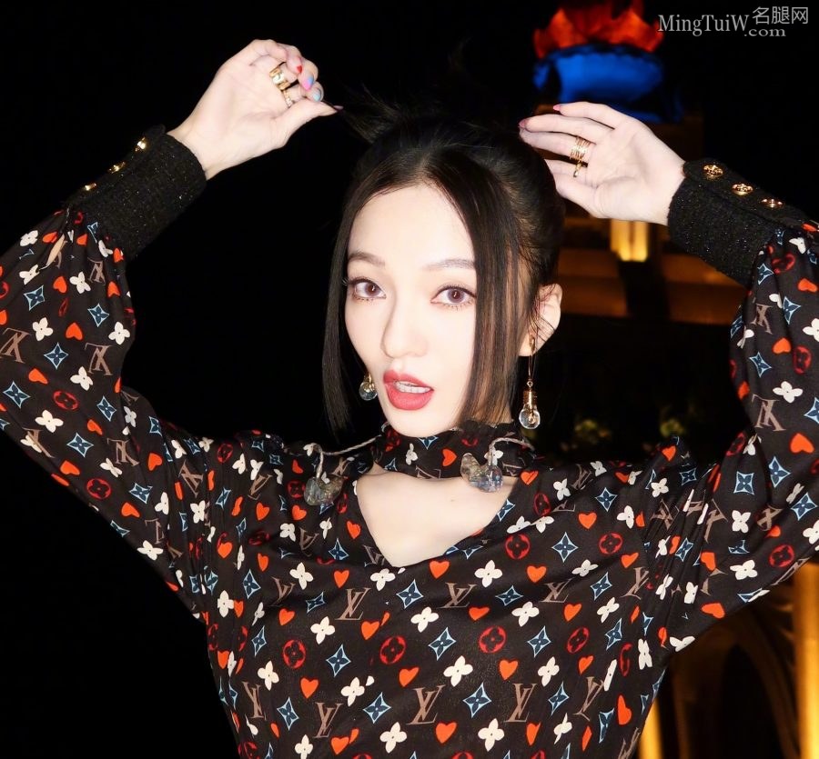 张韶涵在迷人的夜色中展示自己的美腿和美脸(8/8)