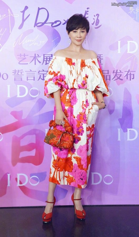 成熟魅力女人刘嘉玲短发造型，脚踩红色恨天高身穿露肩长裙迷人(1/5)