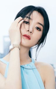 浪琴表代言人赵丽颖亮相上海新世界城旗舰店，小蛮腰美玉足亮眼