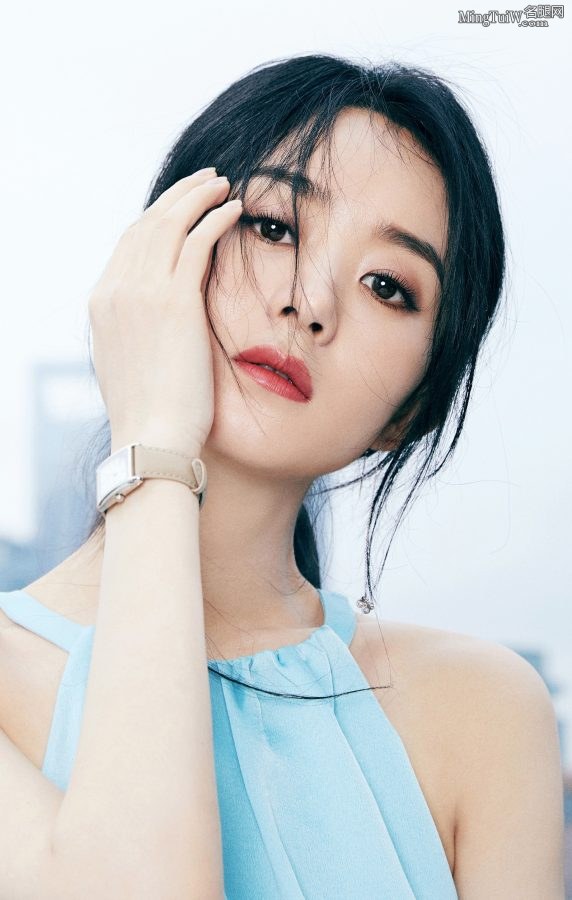Longines spokesperson Zhao Liying appeared at the Shanghai New World City flagship store, with a small waist and beautiful feet that are eye-catching(7/9)